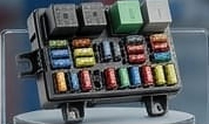 Fusilera con relés y fusibles de colores, caja de fusibles automotriz usada