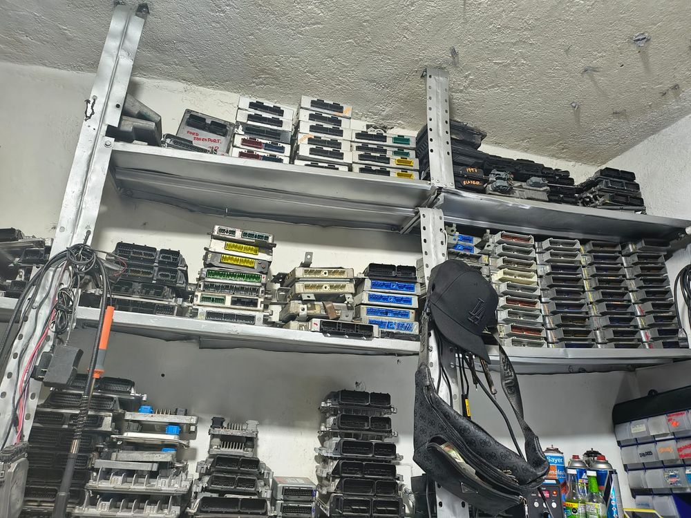 Estantes con más computadoras y módulos electrónicos en el inventario